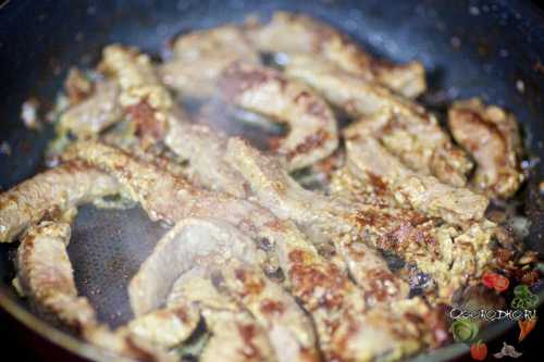 Тщательно ополаскиваем курицу и нарезаем крупными кусками, не меньше грамм