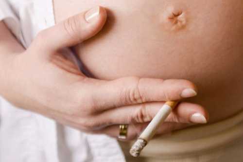 Со второй недели будущий младенец начинает зависеть от матери все больше и больше, и в это время, никотин и другие токсины начинают медленно проникать в утробу и беспощадно разрушать ее