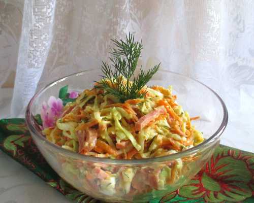 Салат со свежей капустой и колбасой
