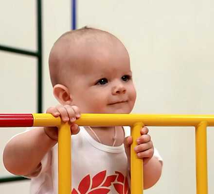 Не разрешайте детям оставлять игрушки на гимнастических матах в зонах возможного падения спрыгивания ребёнка