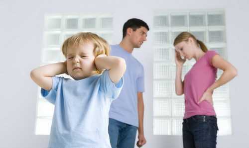 Родителям: вмешиваться в ссоры между детьми нужно