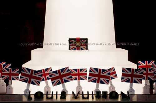 В коллекцию вошли модели сумок и украшенные британским флагом
